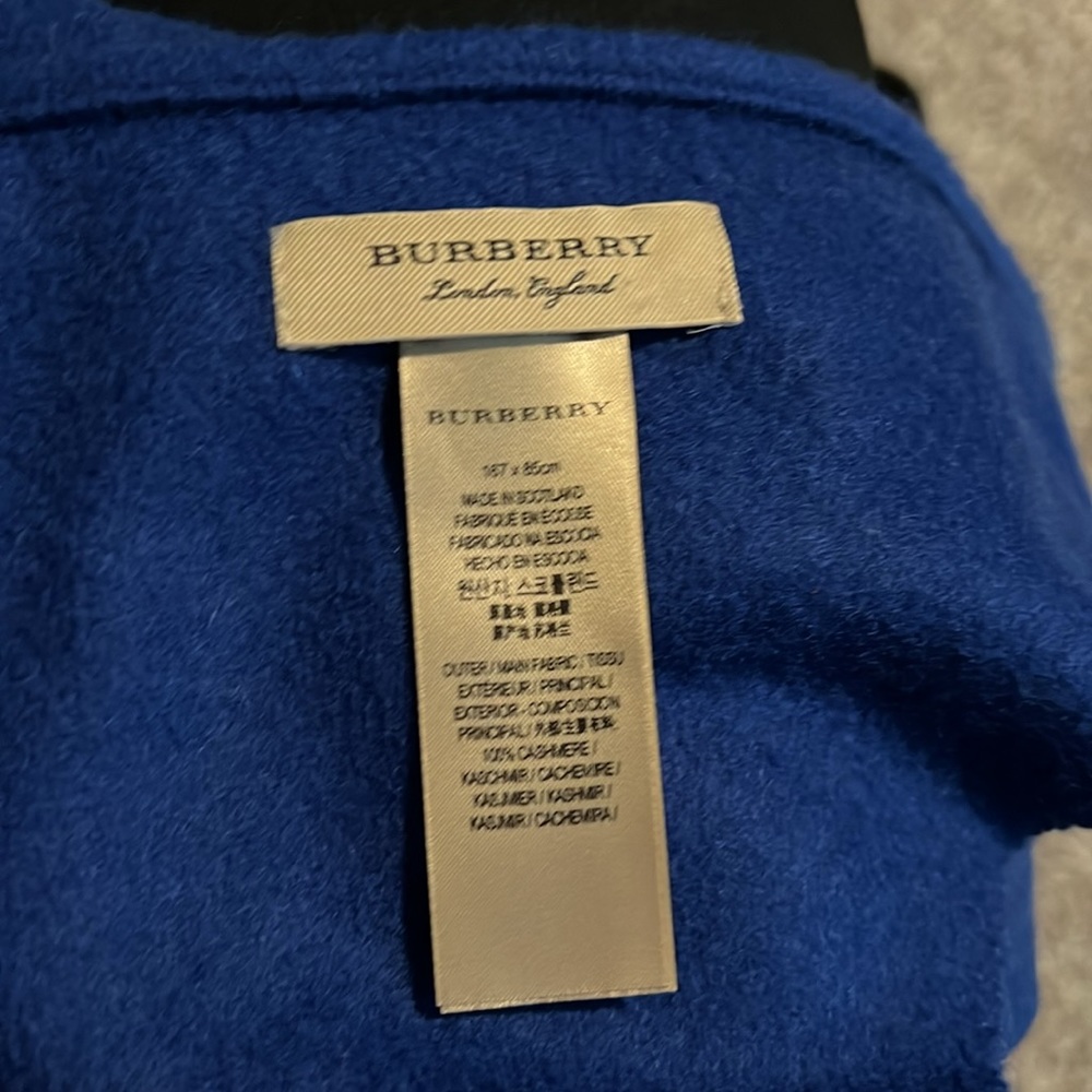 Burberry Triangle scarf. Never worn. 100% cashmere - Picture 3 of 4